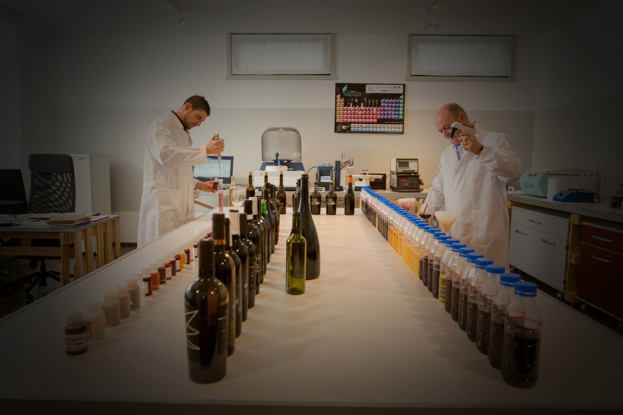 I partner di Impronta Enologica al lavoro nel laboratorio di degustazione